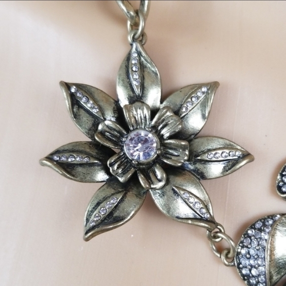 Charming Charlie chuncky Gold flower necklace - Picture 4 of 6